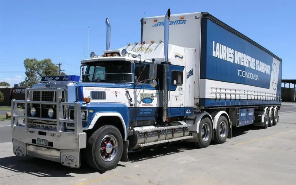 なぜ国産トラックは排気管を上に向けないのでしょうか？